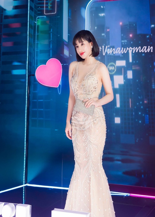 "Tìm điểm khác biệt sau 10 năm. Của nhà trồng được, ba mẹ đẻ sao giờ để vậy nha. Từ cái thời chân mày còn không thiết vẽ. Đừng có cà khịa nói phẫu thuật thẩm mỹ ABC hoài nha... buồn nha", Ivy cho hay. Ảnh: FBNV