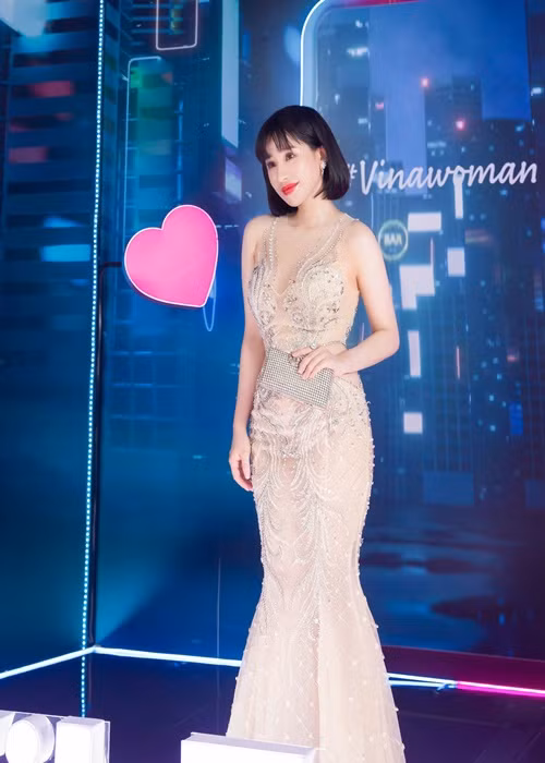 "Tìm điểm khác biệt sau 10 năm. Của nhà trồng được, ba mẹ đẻ sao giờ để vậy nha. Từ cái thời chân mày còn không thiết vẽ. Đừng có cà khịa nói phẫu thuật thẩm mỹ ABC hoài nha... buồn nha", Ivy cho hay. Ảnh: FBNV