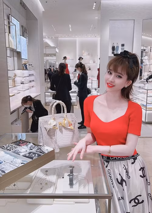 Ivy chia sẻ trên Dân Việt về sở thích mua sắm hàng hiệu: "Tôi mua vì tôi thích và tôi vui. Quan trọng hơn hết nếu điều đó làm mình xinh đẹp và tự tin hơn thì tôi đều mạnh dạn sắm. Tôi mua bao nhiêu món nên không nhớ hết được. Đặc biệt, đồ tôi đã mua rồi là tôi chẳng muốn bán đi thứ gì, cứ để đó thôi". Ảnh: FBNV