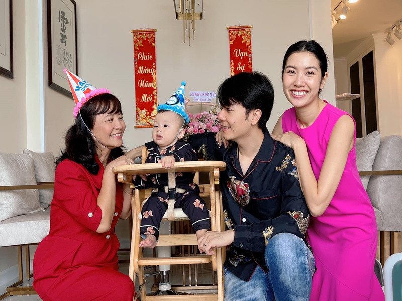 Thúy Vân thấy may mắn vì gia đình chồng có truyền thống văn hóa đáng tự hào. “Tôi thấy mình như phải tu mấy kiếp để được là một phần của gia đình như vậy”, cô nói.