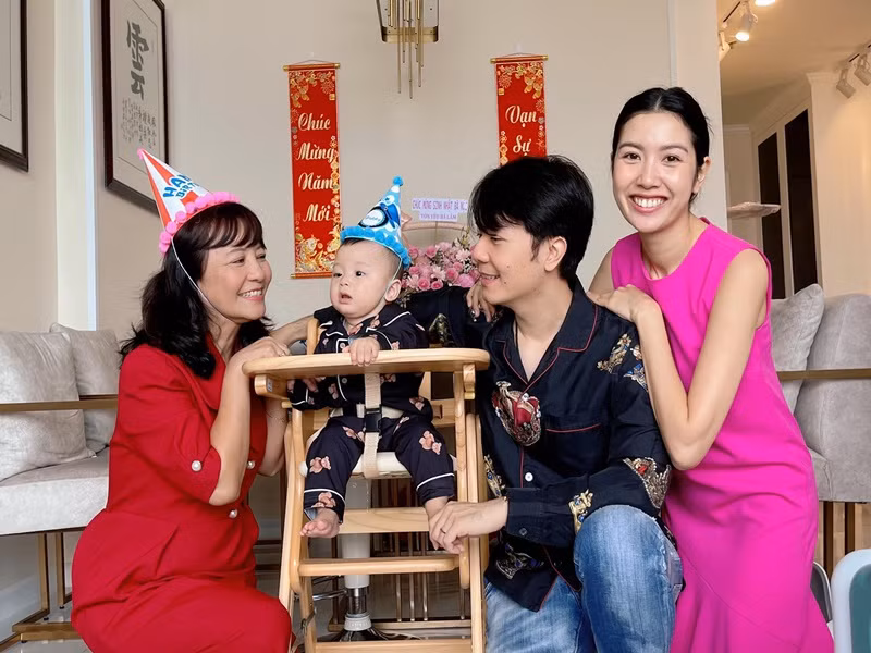 Thúy Vân thấy may mắn vì gia đình chồng có truyền thống văn hóa đáng tự hào. “Tôi thấy mình như phải tu mấy kiếp để được là một phần của gia đình như vậy”, cô nói.