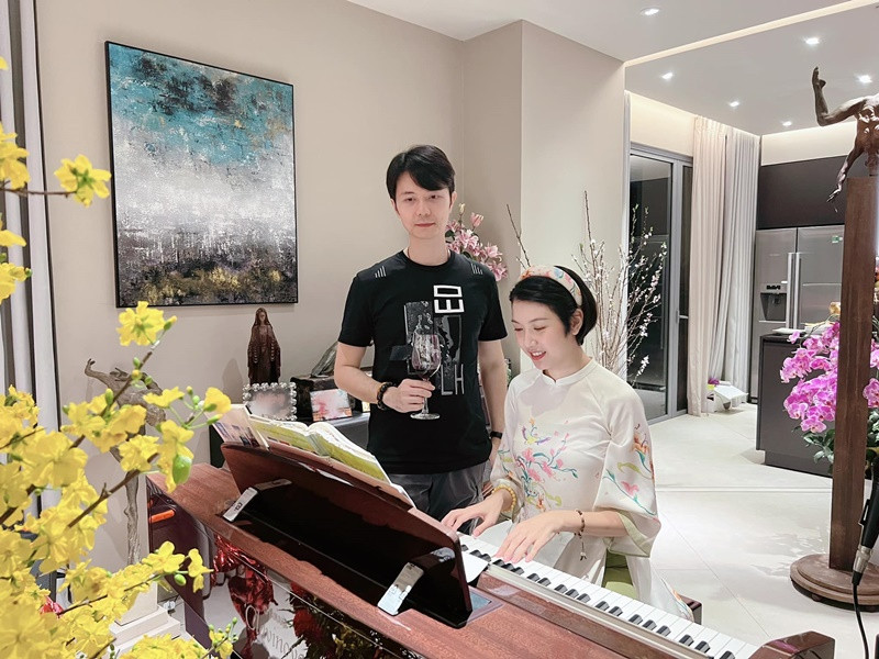 Vợ chồng Thúy Vân đẹp đôi khi bên nhau dù cách biệt 10 tuổi.