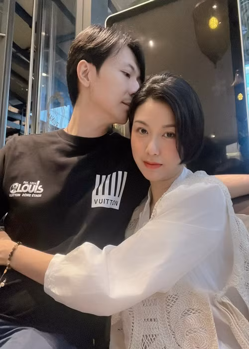 Khi Thúy Vân muốn thực hiện MV ca nhạc đầu tay, doanh nhân Nhật Vũ đảm nhận vai trò cố vấn. Thời điểm xem MV, thấy bà xã hạnh phúc, anh cũng vui lây.