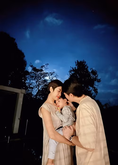 Thúy Vân hạnh phúc bên chồng và con trai. Ngoài ra, cô còn có mối quan hệ tốt đẹp với gia đình chồng.