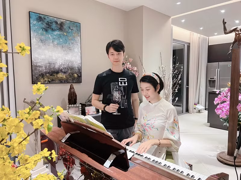 Vợ chồng Thúy Vân đẹp đôi khi bên nhau dù cách biệt 10 tuổi.