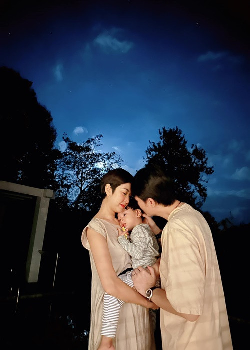 Thúy Vân hạnh phúc bên chồng và con trai. Ngoài ra, cô còn có mối quan hệ tốt đẹp với gia đình chồng.