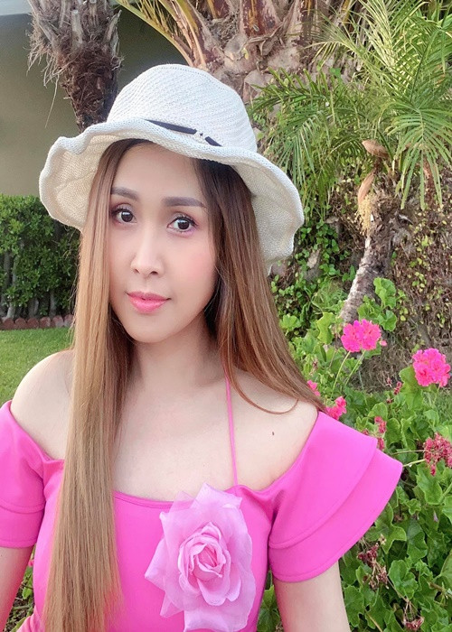 Trong cuộc phỏng vấn với Vietnamnet năm 2021, Minh Thư chia sẻ chuyện tình cảm: "Ở Mỹ đàn ông thành đạt nhiều, phụ nữ thì được cưng chiều nhưng Thư vẫn cô đơn suốt 7 năm qua có lẽ là do Thư khó tính chăng? Nói thật, tuổi Thư giờ, cái nhìn khác với lúc trẻ nhiều lắm… Riêng cái số tình duyên hình như nó vẫn còn quanh quẩn đâu đây".