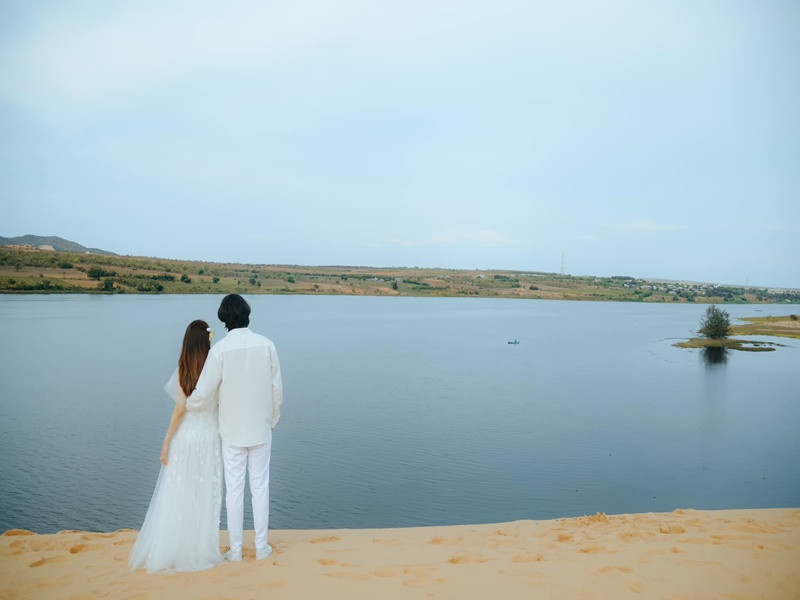 Minh Thư và người đàn ông giấu mặt có không ít cử chỉ tình tứ trong bộ ảnh.