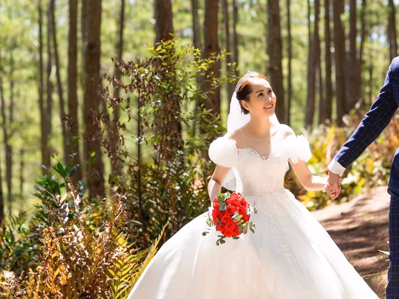 Nữ diễn viên phim "Gái nhảy" kết hôn lần đầu vào năm 2009 với một người đàn ông kém cô 6 tuổi. Đến năm 2011, cô ly hôn chồng trẻ.