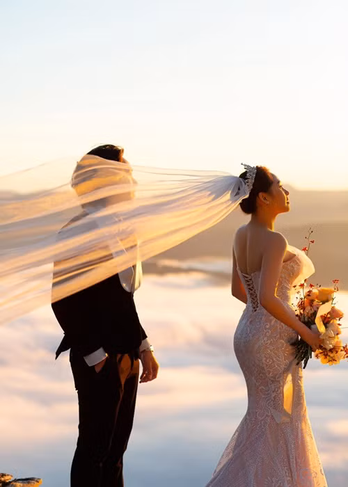 Nữ diễn viên sinh năm 1976 gợi cảm bên một chàng trai giấu mặt.