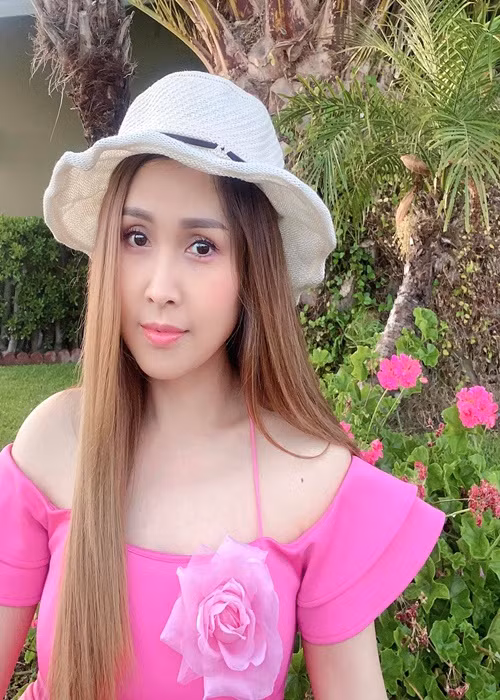 Trong cuộc phỏng vấn với Vietnamnet năm 2021, Minh Thư chia sẻ chuyện tình cảm: "Ở Mỹ đàn ông thành đạt nhiều, phụ nữ thì được cưng chiều nhưng Thư vẫn cô đơn suốt 7 năm qua có lẽ là do Thư khó tính chăng? Nói thật, tuổi Thư giờ, cái nhìn khác với lúc trẻ nhiều lắm… Riêng cái số tình duyên hình như nó vẫn còn quanh quẩn đâu đây".