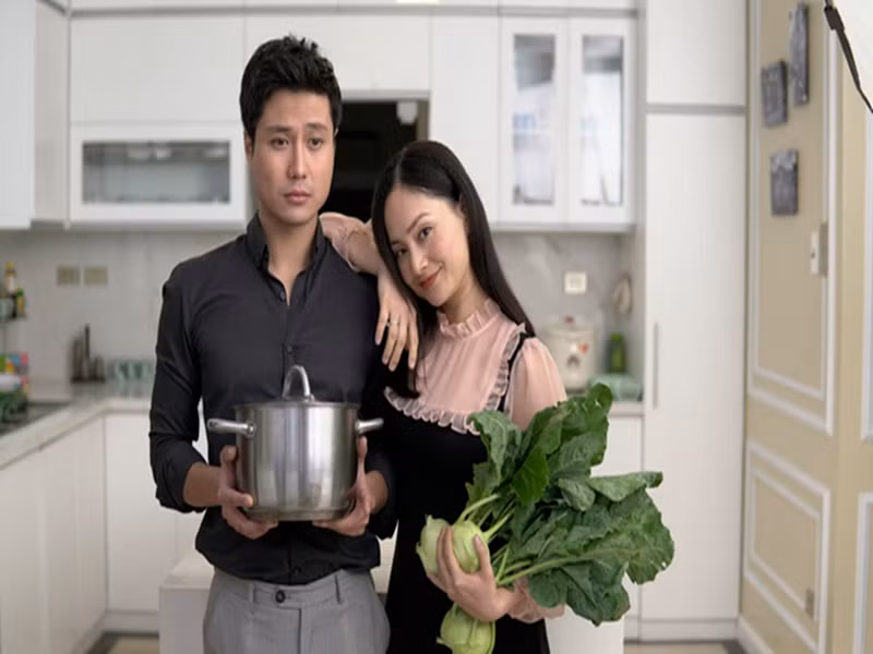 Trong bộ phim “Nàng dâu order”, Lan Phương vào vai vợ của Thanh Sơn. Ngoài đời, cô hơn bạn diễn 8 tuổi. Ảnh: VTV