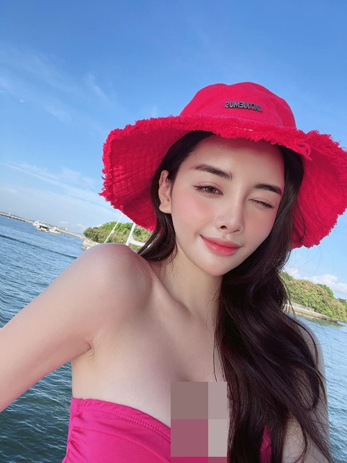 Vóc dáng của Đan Tiên gợi cảm không thua kém Tường San và Mỹm Trần.