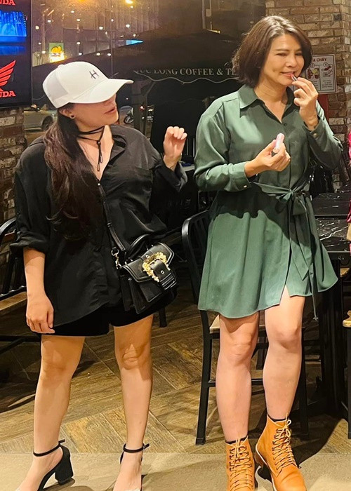 Đạo diễn vở kịch “Chuyện tình Bangkok” ăn diện nữ tính sau khi chuyển giới.