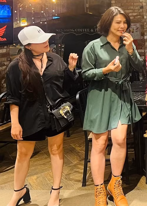 Đạo diễn vở kịch “Chuyện tình Bangkok” ăn diện nữ tính sau khi chuyển giới.