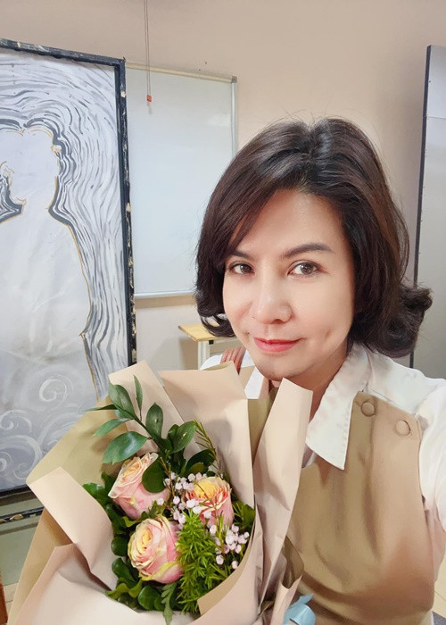 Ngọc Hùng khoe được học sinh tặng hoa dịp 8/3.