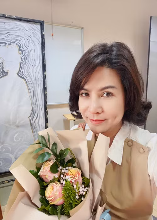 Ngọc Hùng khoe được học sinh tặng hoa dịp 8/3.