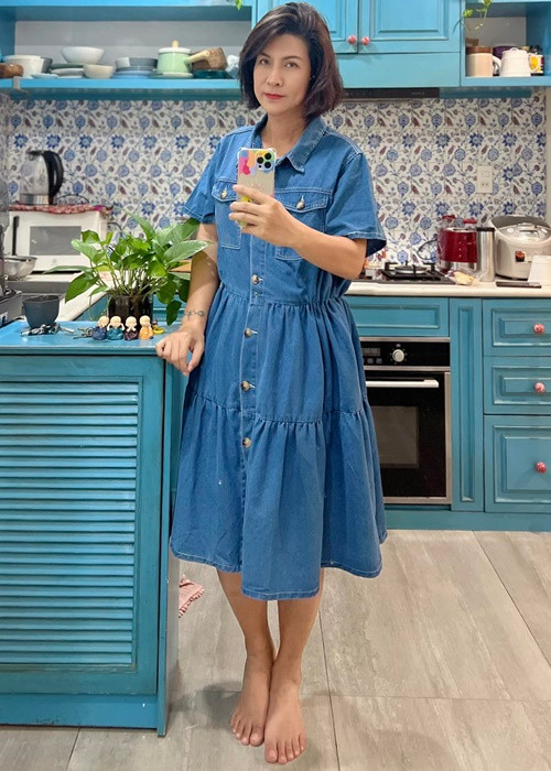 Cô giảng dạy tại trường Đại học Sân khấu và Điện ảnh TP.HCM, làm quản lý của diễn viên trẻ Võ Tấn Phát.