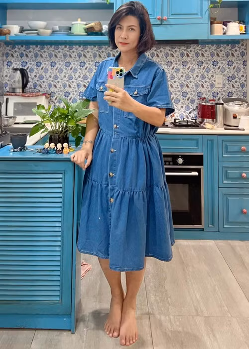 Cô giảng dạy tại trường Đại học Sân khấu và Điện ảnh TP.HCM, làm quản lý của diễn viên trẻ Võ Tấn Phát.