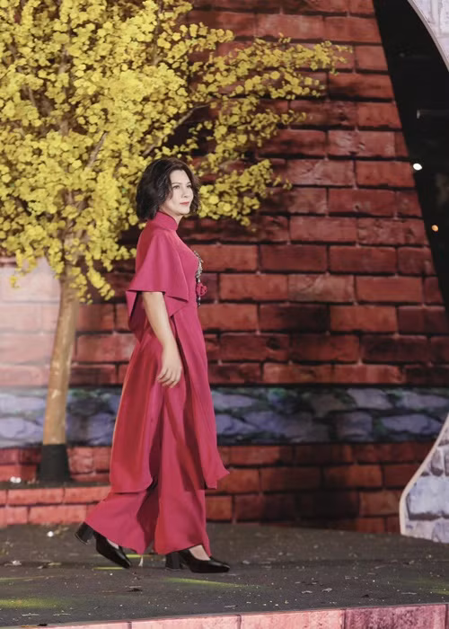 Ngọc Hùng tự tin trình diễn trang phục áo dài.