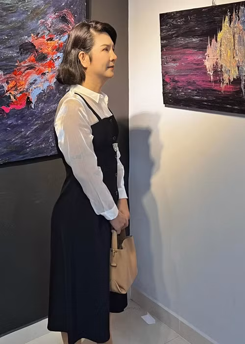 Trong cuộc phỏng vấn với Một thế giới, Ngọc Hùng cho biết, sau khi chuyển giới, cô vẫn làm công việc cũ.