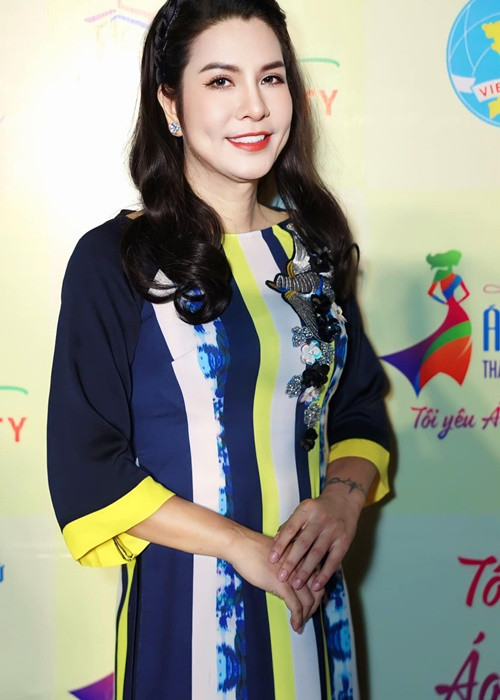 Nữ đạo diễn trang điểm kỹ lưỡng mỗi khi xuất hiện.