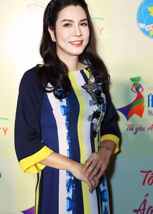 Nữ đạo diễn trang điểm kỹ lưỡng mỗi khi xuất hiện.