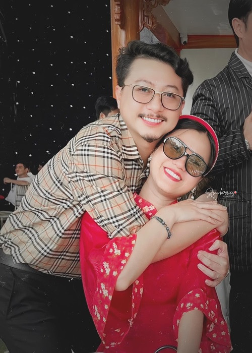 Hứa Minh Đạt cho biết, anh nể vợ, chứ không sợ vợ: "Vợ mình thì mình sợ, cũng không có vấn đề gì. Nói vui là vậy nhưng thực sự vợ luôn là người khuyên bảo, lúc nào cũng muốn mình tốt. Tôi làm theo những điều đó thì mọi người lại bảo là tôi sợ vợ. Vợ thì không việc gì phải sợ, nói chính xác hơn đó là nể vợ", anh chia sẻ trên Dân Trí.