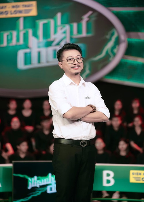 Hứa Minh Đạt xử lý trước chiêu lừa con cấp cứu: “Tôi bình tĩnh hỏi lại con tôi học trường gì thì thanh niên đó nói là con tôi học ở trường mà bé học cách đây mấy năm trước. Tôi mới nói là “để anh gọi công an lên đưa tiền mặt cho em nha” thì thanh niên đó liền cúp máy và khóa máy luôn”.