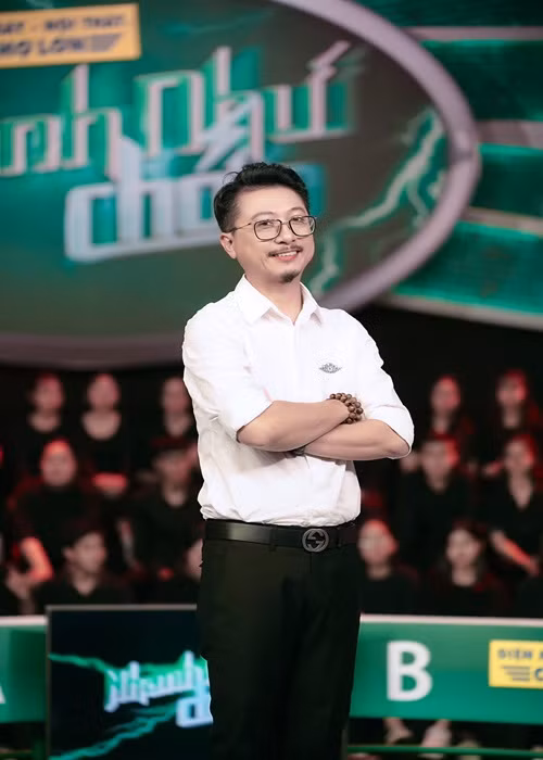 Hứa Minh Đạt xử lý trước chiêu lừa con cấp cứu: “Tôi bình tĩnh hỏi lại con tôi học trường gì thì thanh niên đó nói là con tôi học ở trường mà bé học cách đây mấy năm trước. Tôi mới nói là “để anh gọi công an lên đưa tiền mặt cho em nha” thì thanh niên đó liền cúp máy và khóa máy luôn”.