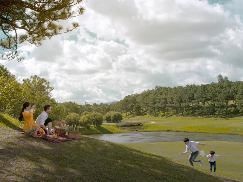 Để hai con trai không bị thiệt thòi vì bố mẹ thường xuyên vắng nhà, Lâm Vỹ Dạ - Hứa Minh Đạt thường đưa con các đi du lịch mỗi khi rảnh rỗi.