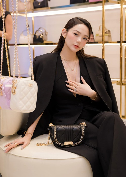 Minh Hằng đang có trong tay tất cả mọi thứ ở tuổi 36 khiến nhiều người ghen tỵ.