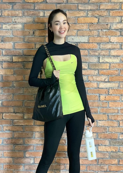 Bụng bầu của Minh Hằng lộ rõ khi cô diện trang phục bó sát.