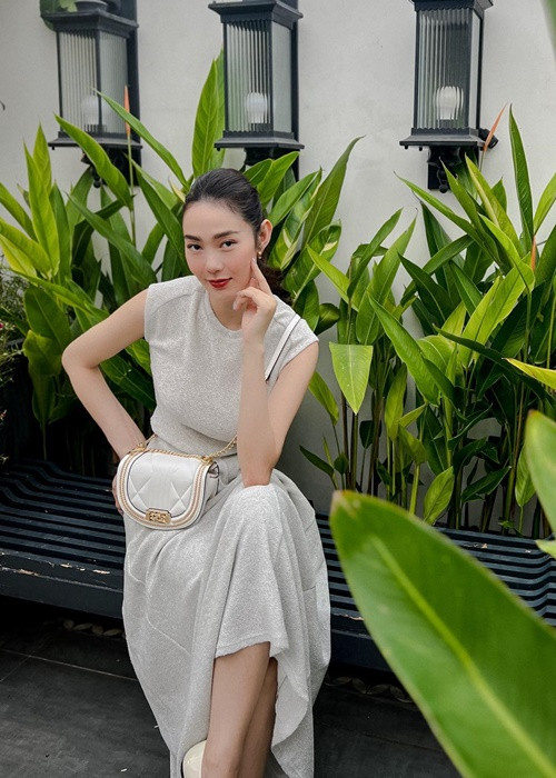 Trước khi thừa nhận bầu bí, Minh Hằng thường xuyên diện trang phục rộng và dùng phụ kiện để giấu vòng 2.