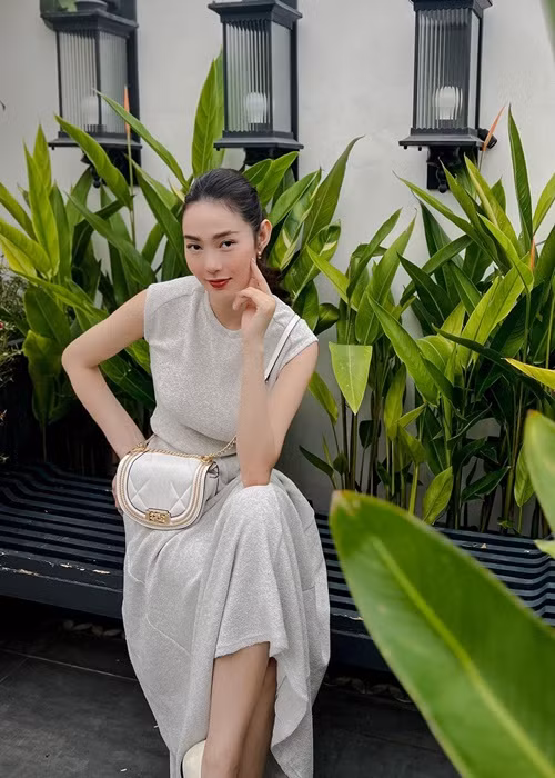 Trước khi thừa nhận bầu bí, Minh Hằng thường xuyên diện trang phục rộng và dùng phụ kiện để giấu vòng 2.