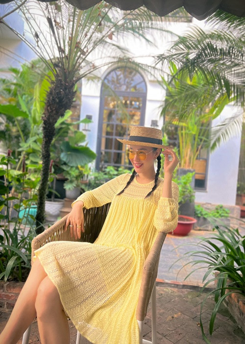 Ít ngày trước, Minh Hằng xác nhận mang thai. "Sau 3 chuyến bay, suốt 3 tháng trời ròng rã và 10 buổi hẹn thót tim nhiều lần cùng bác sĩ, hôm nay Hằng xin được trân trọng thông báo, chồng được bổ nhiệm chức vụ làm bố full-time và không được phép tăng lương", cô chia sẻ.