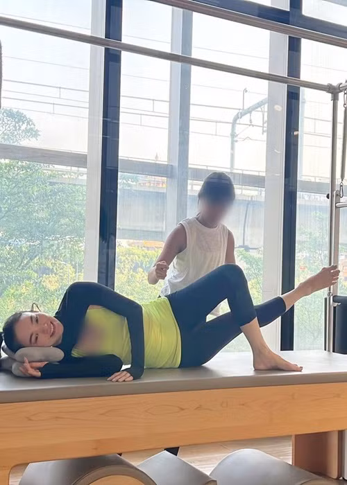 Minh Hằng cho biết, cô sẽ ghi lại hành trình bầu bí. "Hôm nay múp múp rồi, lo đi tập liền. Tranh thủ những ngày đặc biệt nhất cuộc đời mình. Ngoài việc ăn ngủ giữ gìn sức khỏe thì mình vẫn không chịu ngồi yên. Nên cũng bày vẽ làm cả series chia sẻ tất tần những thứ đặc biệt vào những năm tháng đặc biệt”, giọng ca 36 tuổi viết trên trang cá nhân.