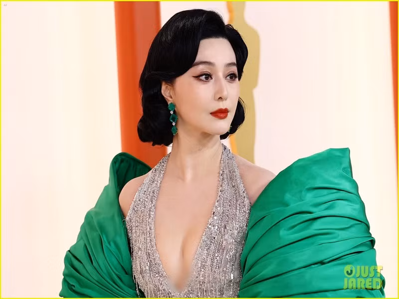 "Nàng Kim Tỏa" của "Hoàn Châu cách cách" khoe vòng một gợi cảm với thiết kế xẻ ngực sâu. Ảnh: Just Jared