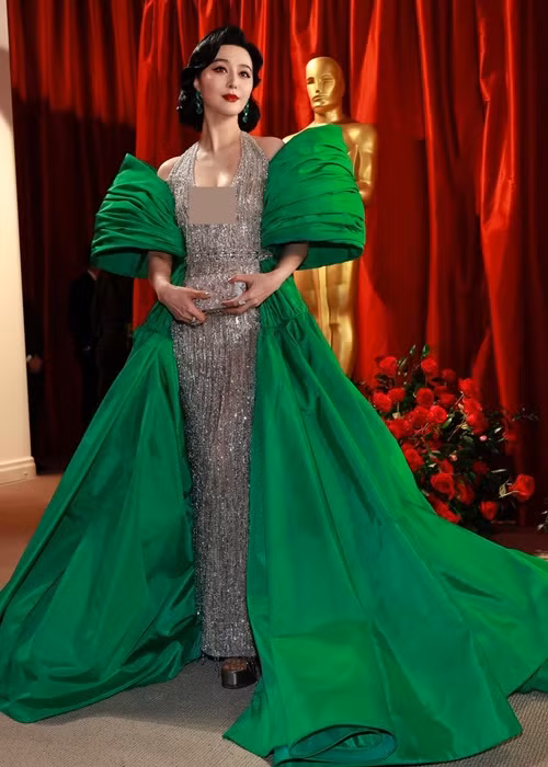 Pham Bang Bang gay chu y khi xuat hien tren tham do Oscar 2023