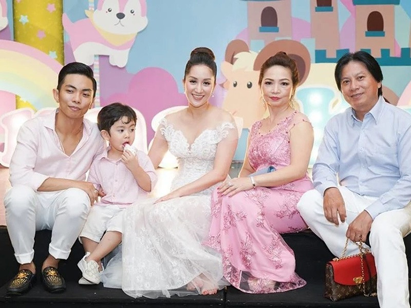 "Mẹ chồng dạy tôi nhiều trong chuyện làm sao cho người đàn ông của mình hạnh phúc. Đặc biệt, bà rất kiên nhẫn với con cháu, nên tôi cũng dần ảnh hưởng điều này từ bà. Tôi khá nóng tính, nên thỉnh thoảng mẹ chồng lại ngồi tâm sự với tôi để khắc phục những điều chưa tốt ấy", Khánh Thi trải lòng. Ảnh: Vietnamnet