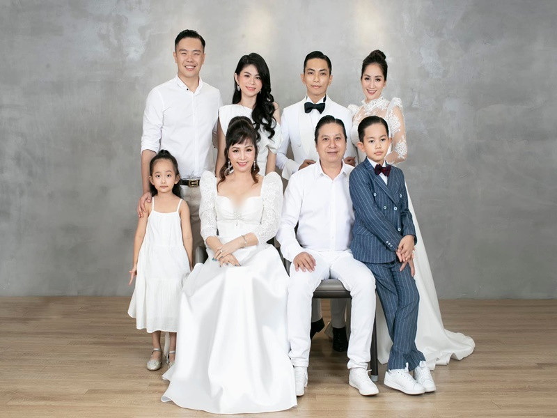 Phan Hiển gửi lời chúc mừng sinh nhật đến mẹ ruột. Anh viết: “Hôm nay là ngày đặc biệt của người phụ nữ quan trọng nhất trong đời Hiển. Trên đời này không gì bằng công sinh thành dưỡng dục, không có gì nói hết cho những hy sinh cả đời mẹ dành cho con, cho gia đình. Sinh ra là người phụ nữ, là người mẹ nghĩa là cả đời lo toan vì các con. Sinh nhật mẹ, con chúc mẹ luôn khỏe mạnh, vui tươi và đầy hạnh phúc bên ba và tụi con”. Ảnh: FBNV