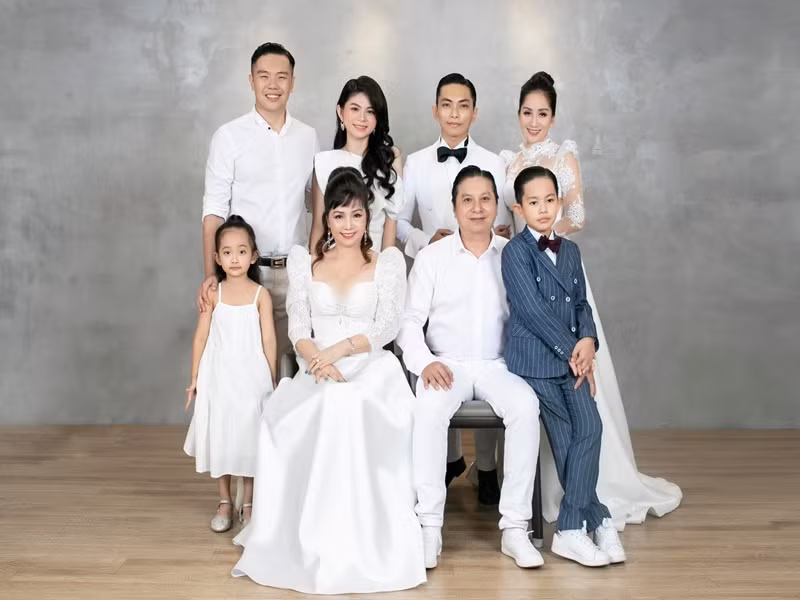 Phan Hiển gửi lời chúc mừng sinh nhật đến mẹ ruột. Anh viết: “Hôm nay là ngày đặc biệt của người phụ nữ quan trọng nhất trong đời Hiển. Trên đời này không gì bằng công sinh thành dưỡng dục, không có gì nói hết cho những hy sinh cả đời mẹ dành cho con, cho gia đình. Sinh ra là người phụ nữ, là người mẹ nghĩa là cả đời lo toan vì các con. Sinh nhật mẹ, con chúc mẹ luôn khỏe mạnh, vui tươi và đầy hạnh phúc bên ba và tụi con”. Ảnh: FBNV