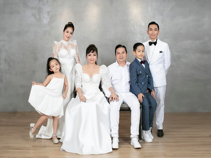 Mẹ chồng Khánh Thi trẻ đẹp, chiều con dâu Me chong Khanh Thi tre dep, chieu con dau