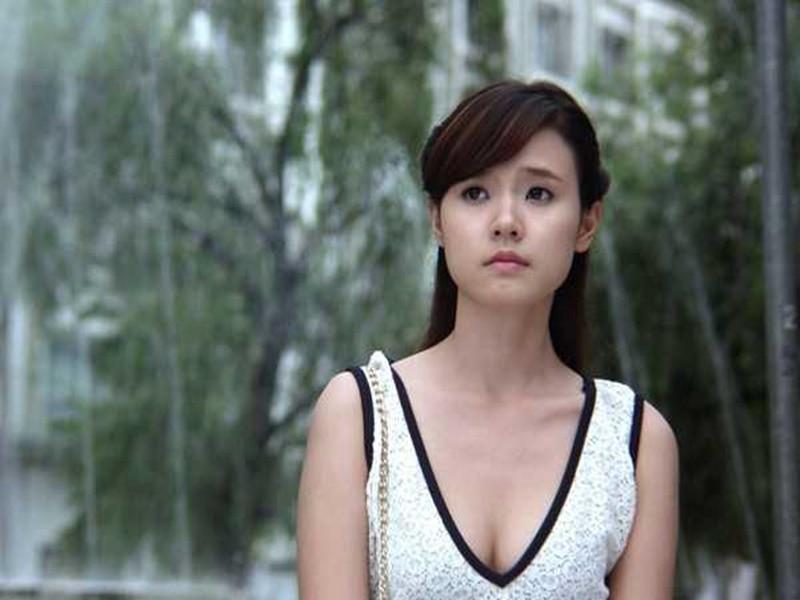 Trong các phân đoạn cảm xúc, Midu để lộ lối diễn cơ mặt. Chỉ ở các phân đoạn hóa cô nữ sinh ngây thơ, Midu mới thể hiện tròn vai. Ảnh: VTC