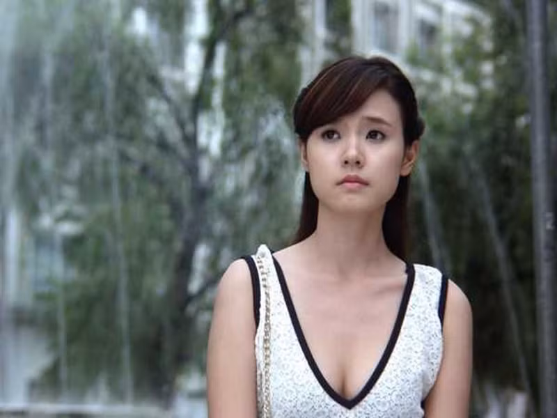 Trong các phân đoạn cảm xúc, Midu để lộ lối diễn cơ mặt. Chỉ ở các phân đoạn hóa cô nữ sinh ngây thơ, Midu mới thể hiện tròn vai. Ảnh: VTC