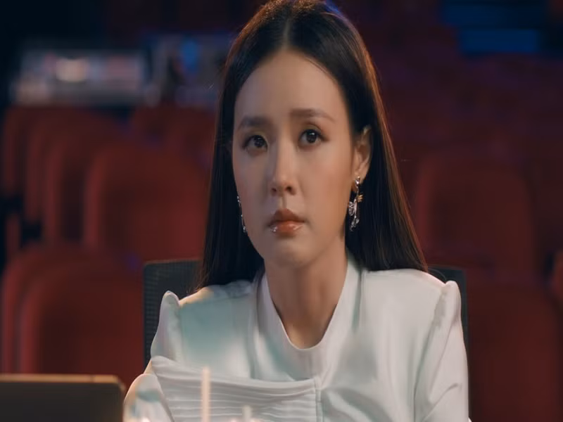 Diễn xuất của Midu trong “Khi ta hai lăm” không được đánh giá cao. Cô thoại “như trả bài”, thể hiện cảm xúc gượng gạo dù thế mạnh là ngoại hình. Ảnh: VOV