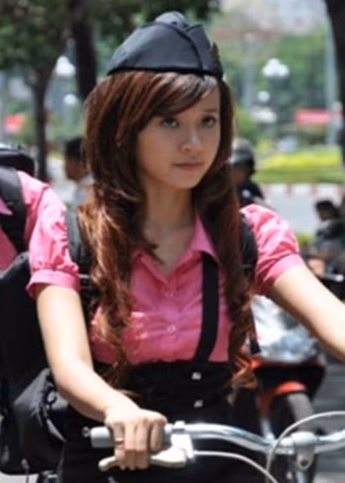 Midu không được đào tạo diễn xuất bài bản. Năm 20 tuổi, cô bắt đầu đóng phim. Vai diễn đầu tay của Midu là Ngọc trong phim truyền hình “Những thiên thần áo trắng”. Ảnh: Vietnamnet