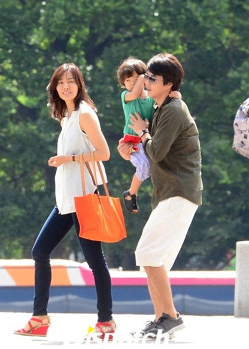 Son Tae Young từng chia sẻ, cô cảm thấy hạnh phúc và may mắn khi mỗi khi cô mệt mỏi, Kwon Sang Woo giúp chăm sóc các con. Nàng hậu tiết lộ, Kwon Sang Woo là người làm việc nhà tuy nhiên sau khi sinh con, cô là người đảm nhận công việc gia đình. Ảnh: Dispatch