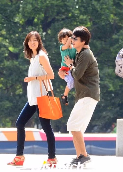 Son Tae Young từng chia sẻ, cô cảm thấy hạnh phúc và may mắn khi mỗi khi cô mệt mỏi, Kwon Sang Woo giúp chăm sóc các con. Nàng hậu tiết lộ, Kwon Sang Woo là người làm việc nhà tuy nhiên sau khi sinh con, cô là người đảm nhận công việc gia đình. Ảnh: Dispatch