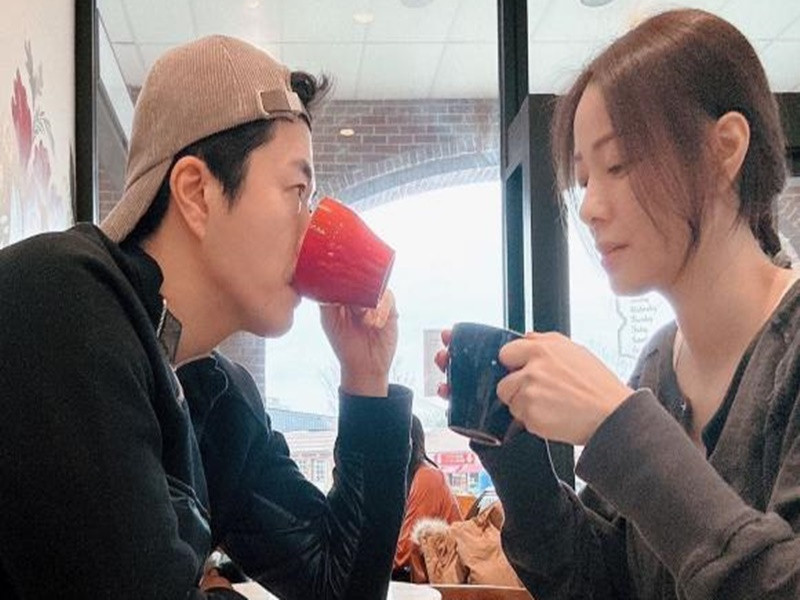 Tài tử hết lời khen vợ: "Đối với tôi, cô ấy luôn mới mẻ. Son Tae Young luôn tỏa ra một mùi hương rất đặc biệt và lúc nào cũng xinh đẹp". Ảnh: Bảo vệ công lý